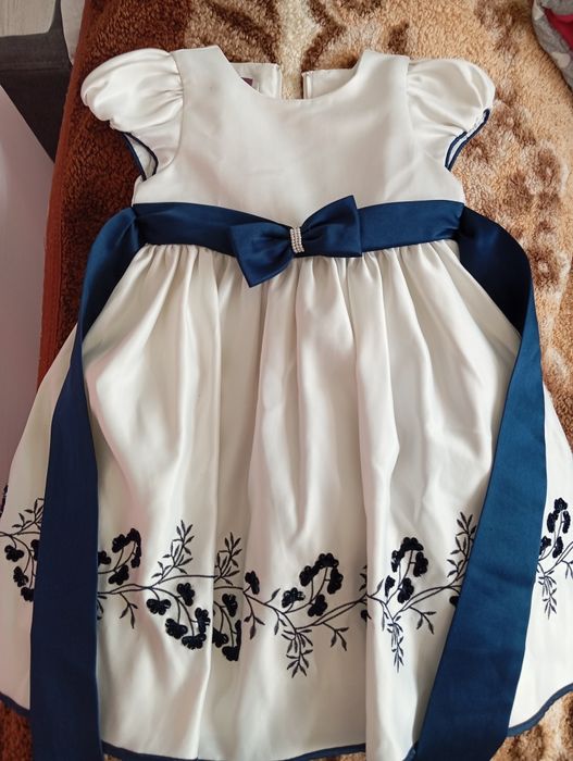 Продам платье на девочку 4-5 лет