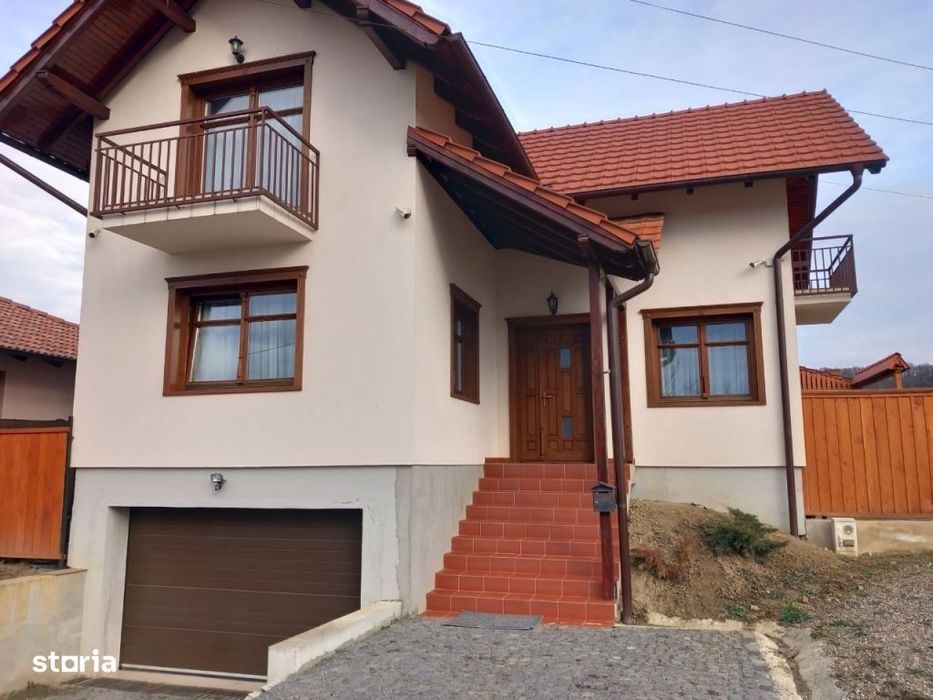 Casa cu etaj,cu garaj, cu piscina,mobilat,267 mp,teren 500 mp Corunca