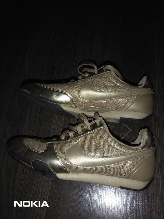 Маратонки NIKE, златисти и красиви.