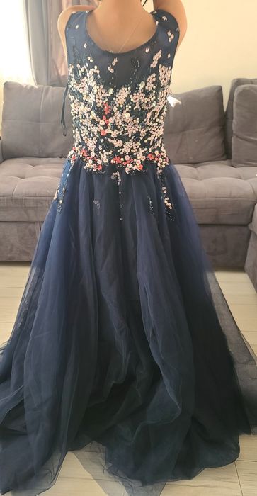 Шикарное платье на торжество. Ручной работы камни и вышивка.