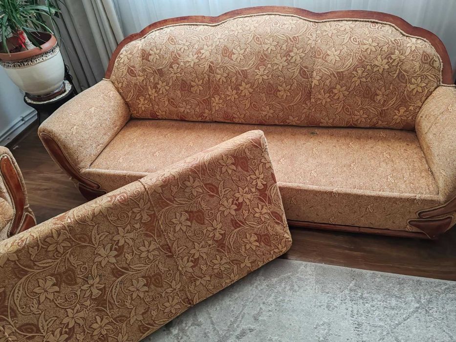 Продавам два дивана комплект 2 и 3