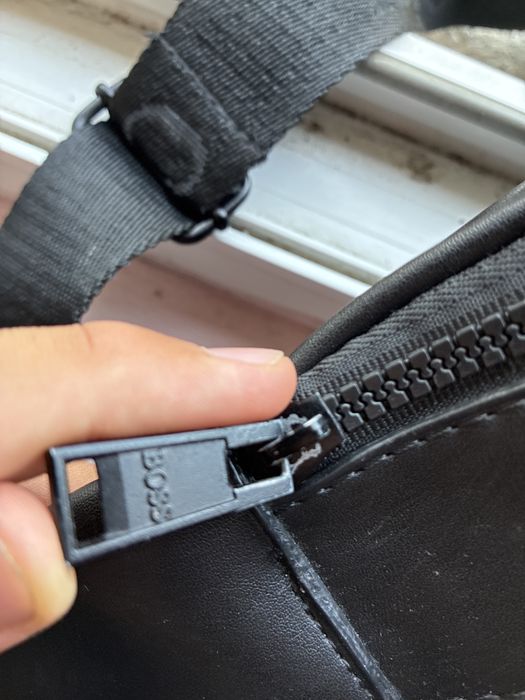 Продавам чанта Hugo Boss