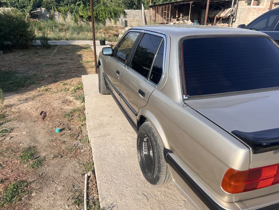 BMW E30.