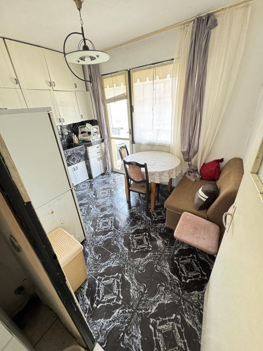 Продава се Тристаен апартамент в Ямбол, Златен рог - 86 кв.м за 4 €/кв.м - Снимка #1