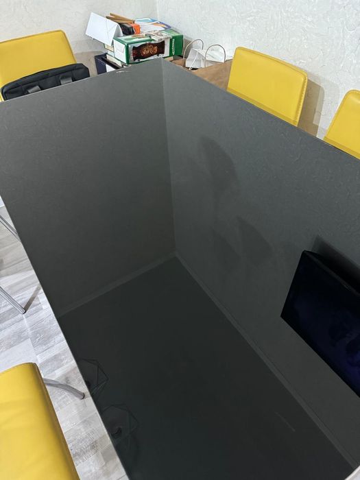 Стол и шесть стульев