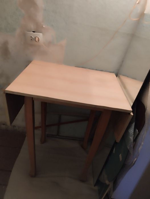 Стол кухонный . Б У .