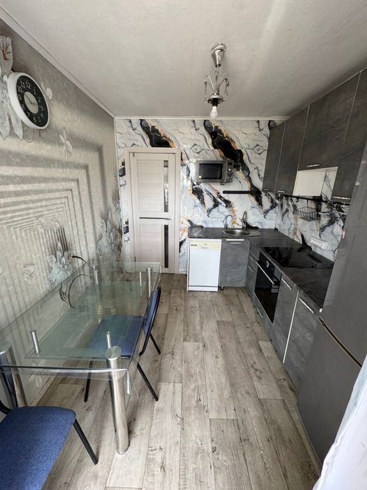 Продается стеклянный стол, 2 шт