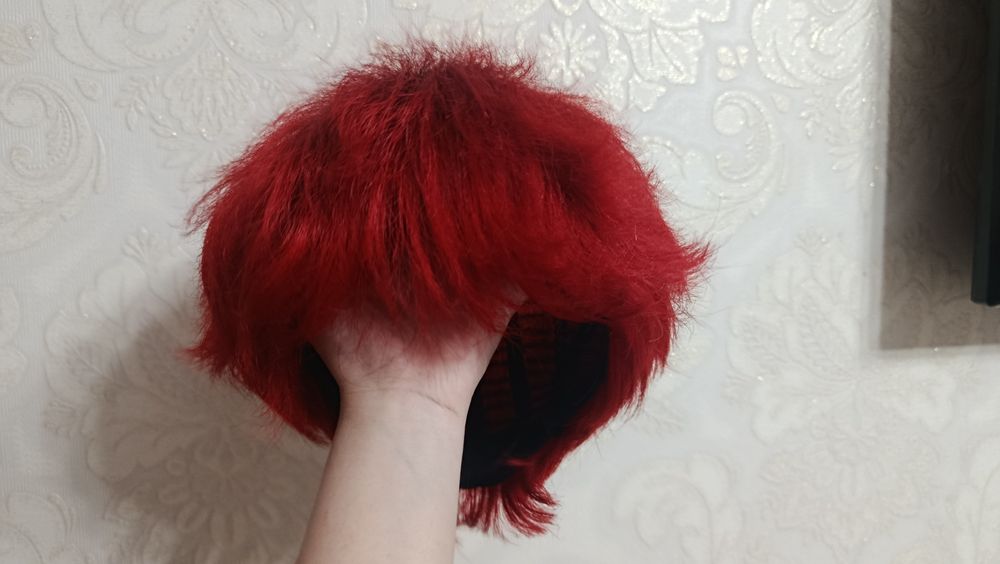 красный короткий парик