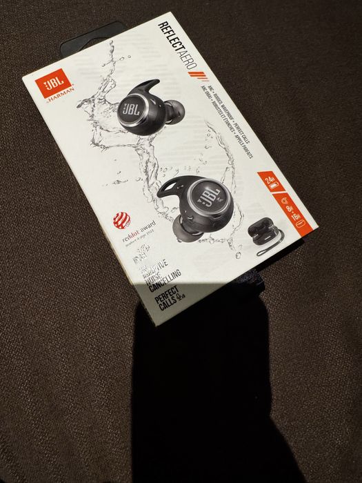 Слушалки JBL.