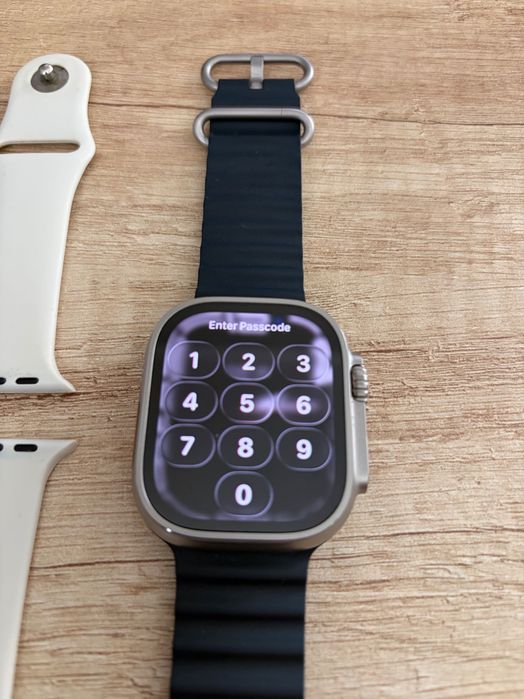 Apple Watch Ultra 49mm Titanium с кутия и 4 каишки, отлично състояние