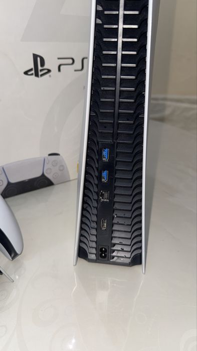 PlayStation 5 825GB + 2 джойстика + игры