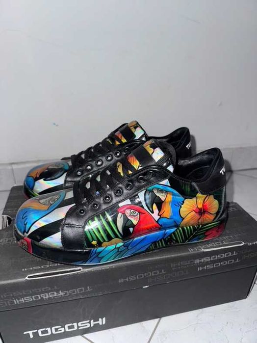 обувки TOGOSHI с шарени папагали