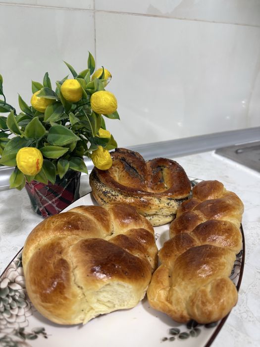 Домашняя выпечка : булочки , рулеты, куличи