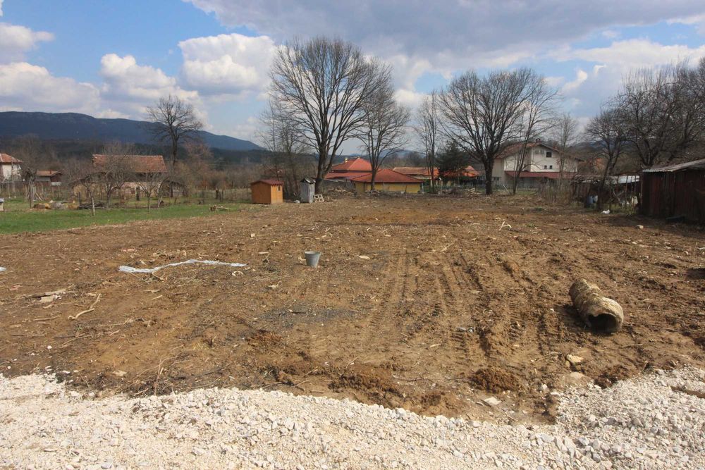 Парцел с къща в с. Новаковци