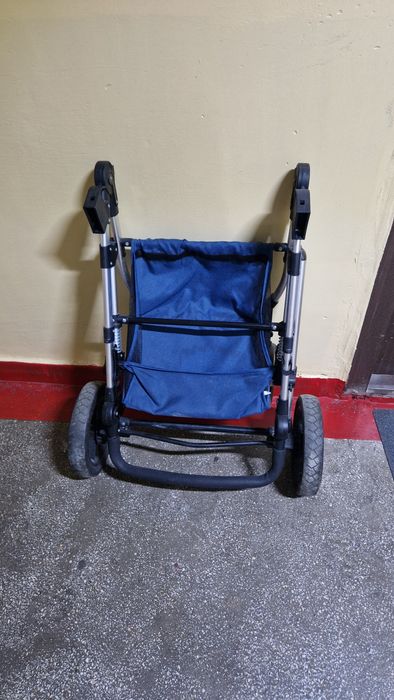 Cărucior bebeluși format din landou + scoică