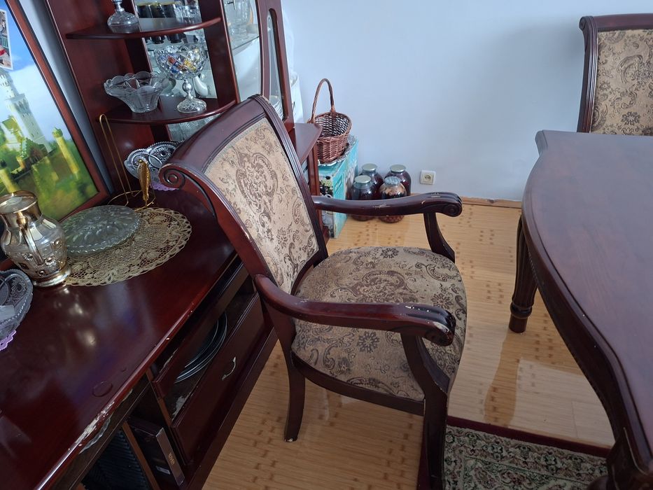 Продам стол со стульями в гостиную