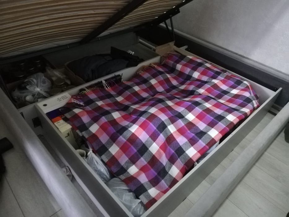 Двуспальная кровать.