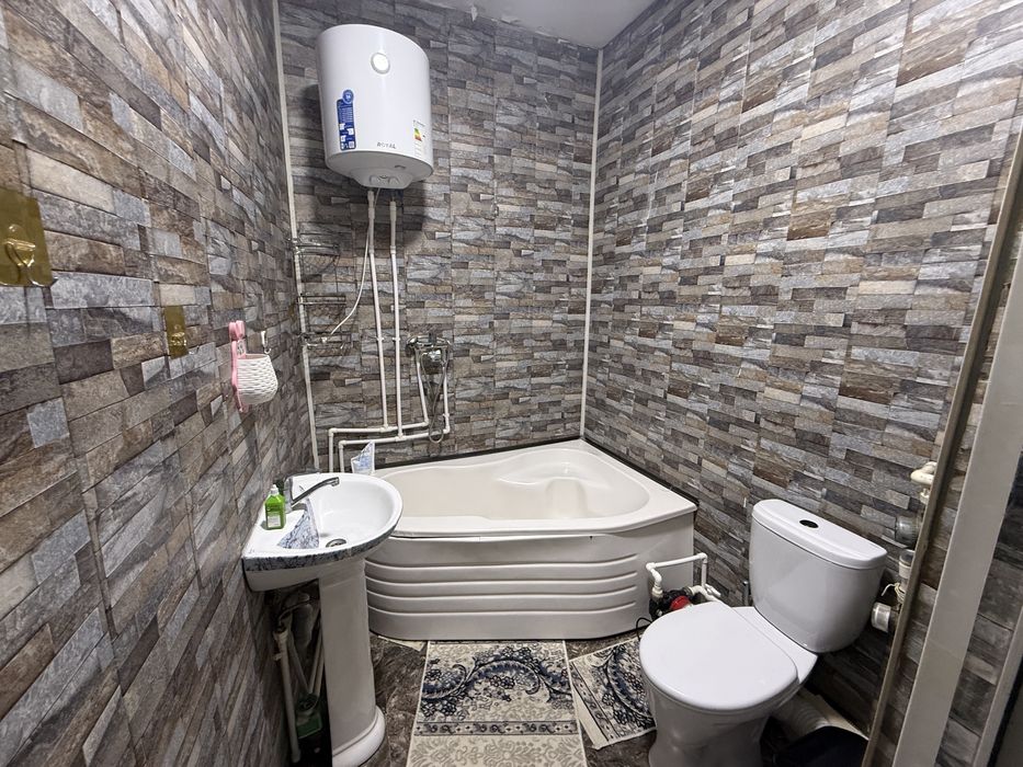 6-mikrarayonda urganch markazinda park yonda 1-xonali 36m2 kv sotiladi