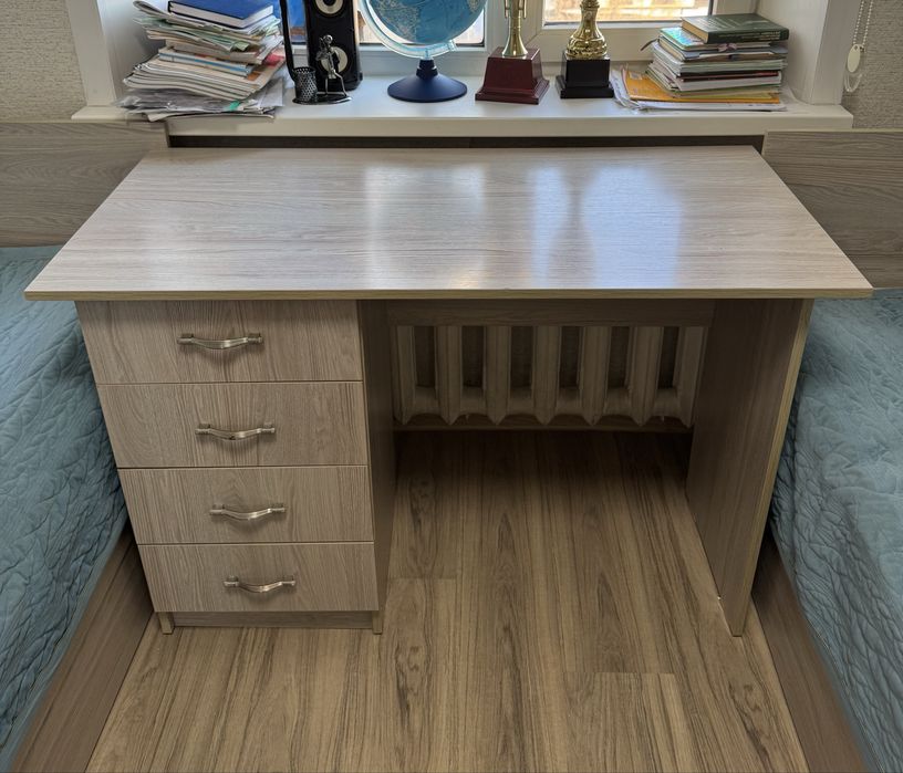 Продается стол, с двумя кроватью