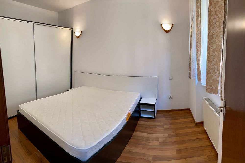 Apartament cu 2 camere casa curte centrul istoric; perioada minima 12 luni