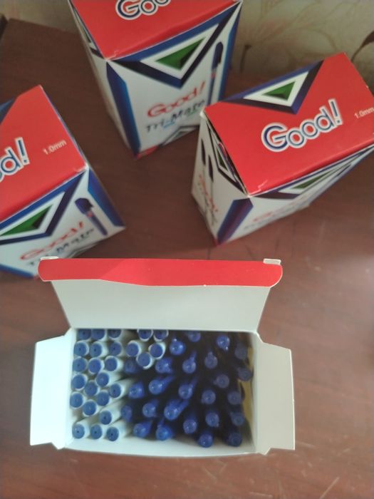 Белая шариковая ручка с синим колпачком — надёжность, проверенная врем