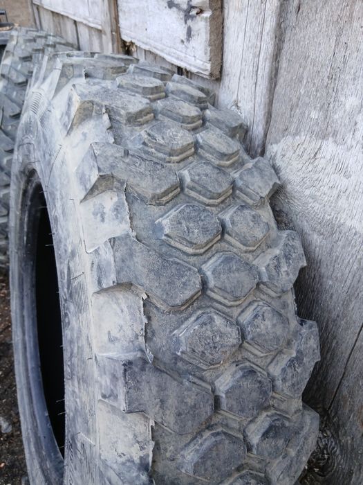 Vând două anvelope