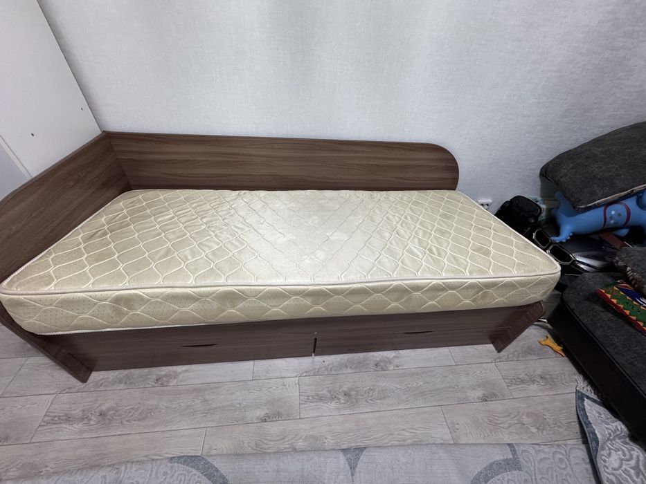 Продам кровать с матрасом