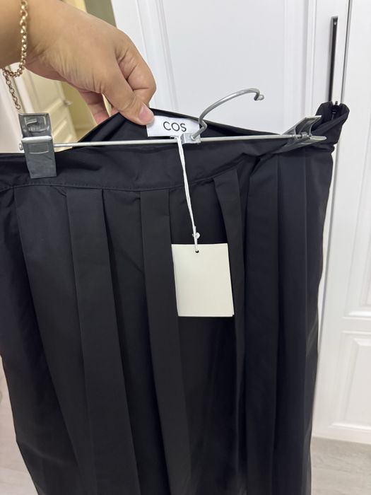 черная юбка COS.
