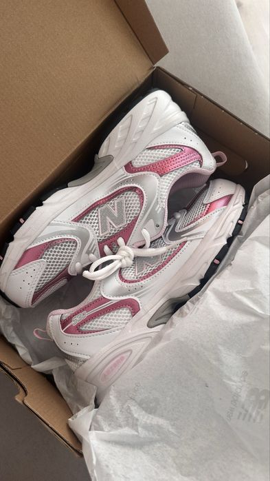 Кроссы new balance pink white