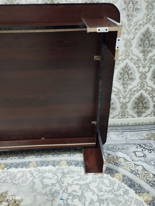 Mehmonxona uchun stol