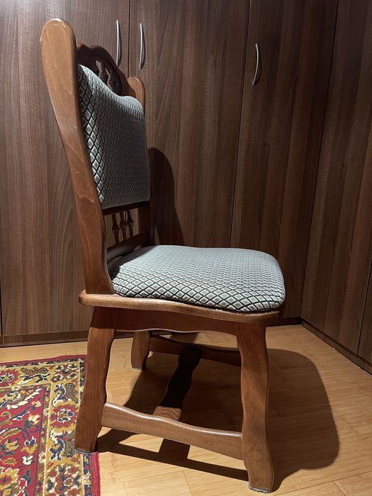 Vand scaune din lemn masiv, tapitate