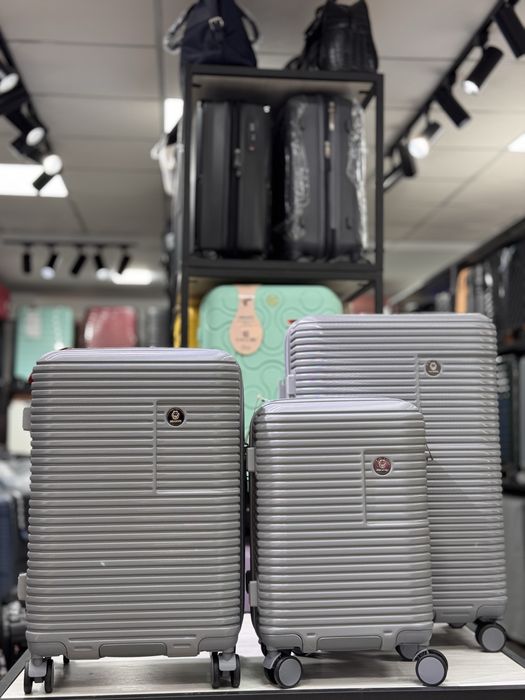 3 чемодана по акции противоударные