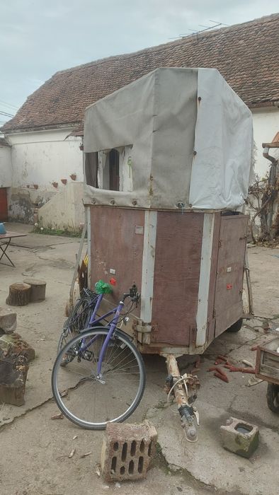 Vând remorca animale