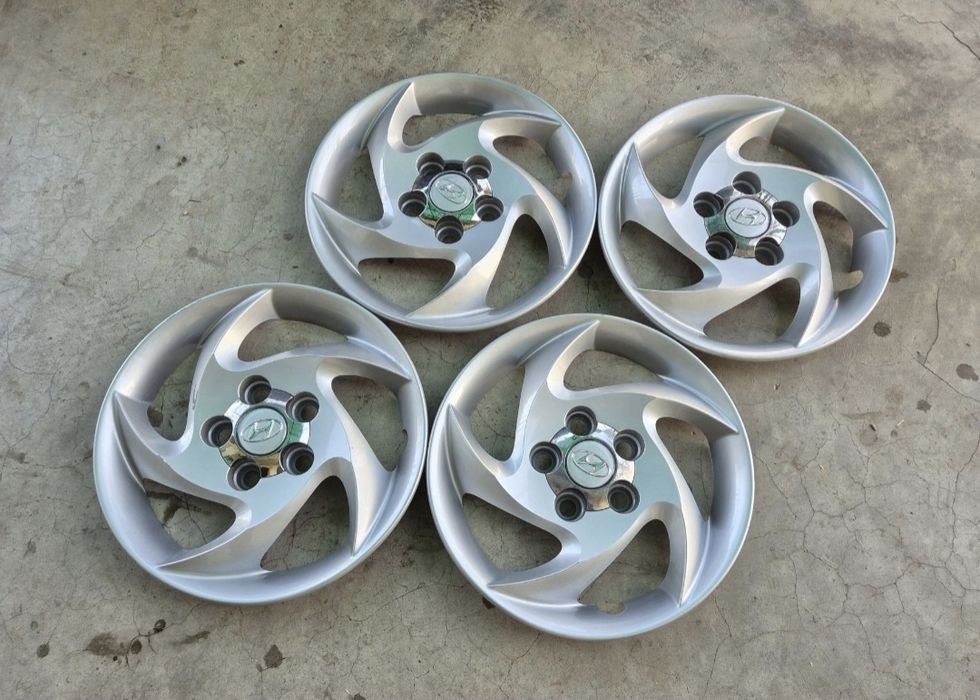 Două seturi de capace originale Hyundai R15 5x114,3 - 52960/3A700