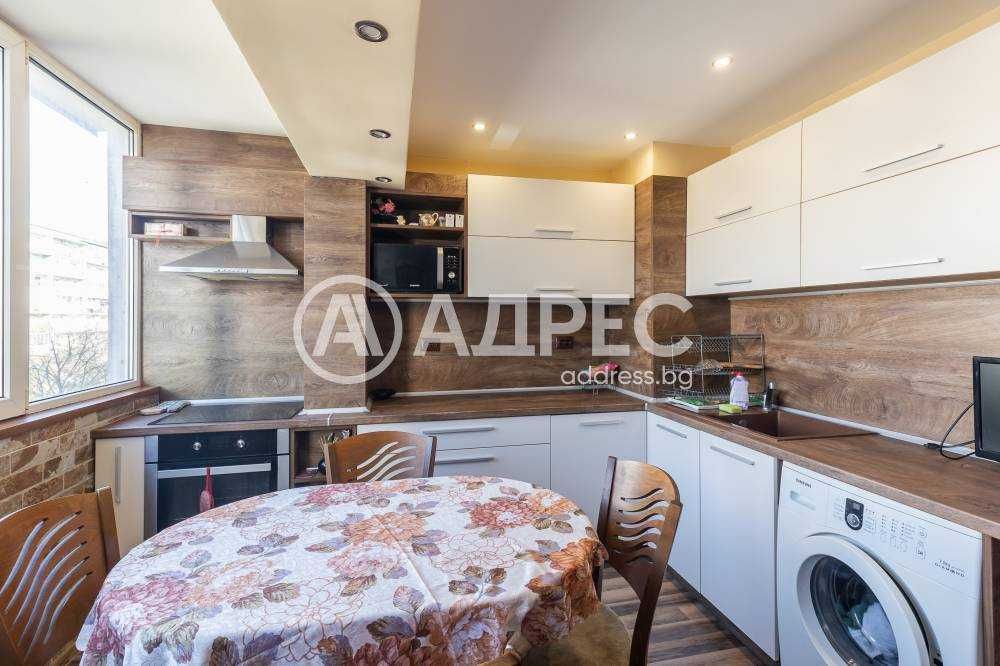 Обзаведен и ремонтиран апартамент с три отделни стаи