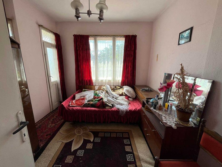 Етаж от къща с двор за продажба в Казанлък – 92 кв.м., изба 47 кв.м.
