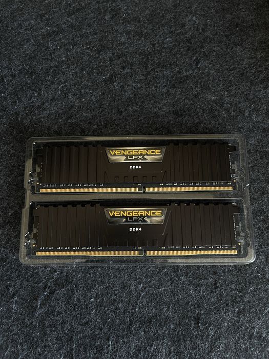 Memorii Dual-Channel Corsair Vengeance LPX DDR4 32GB (2x16GB)