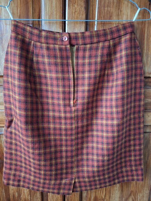 Дамски вълнен костюм