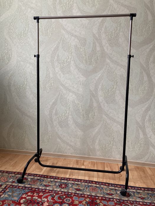 Стойка для вешалок с вещами