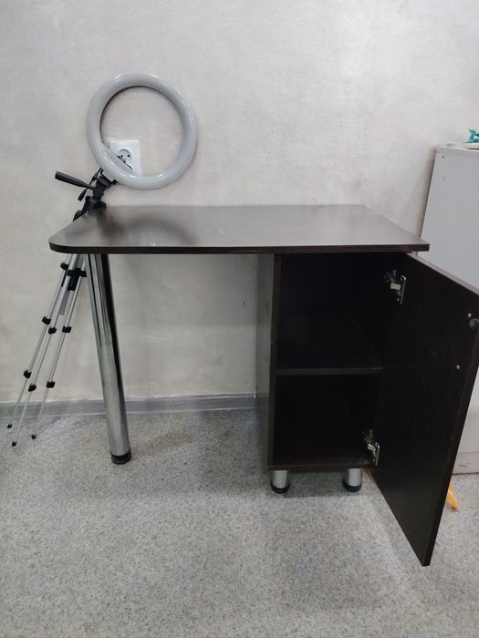 Удобный стол с тумбой