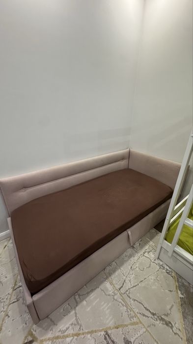 Срочно! Тахта 200/90 пудровый цвет с матрацем.