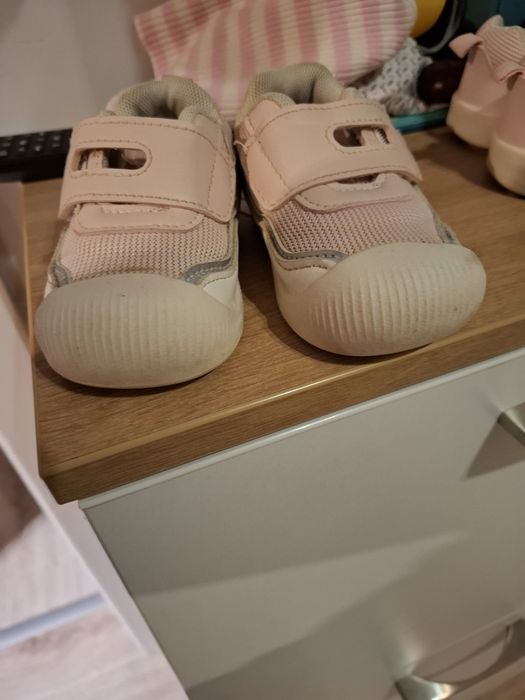 Пантофи, сандали, боти и маратонки