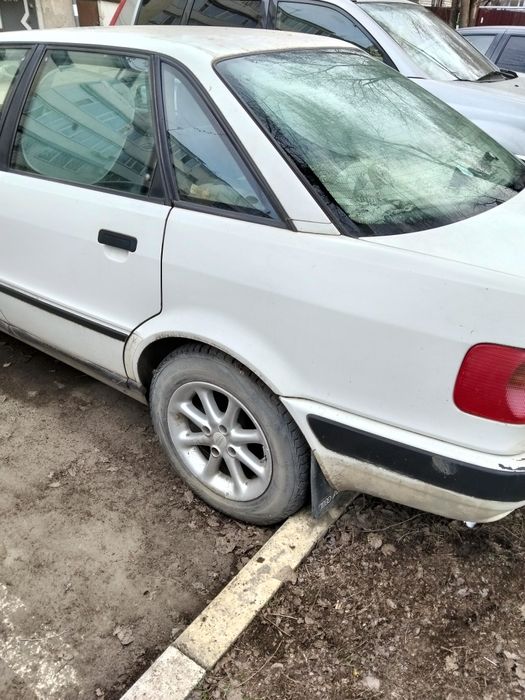 Автомобиль ауди 80 В4