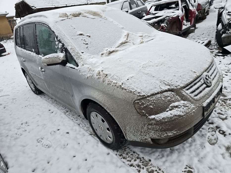 Продавам vw tuaran на части