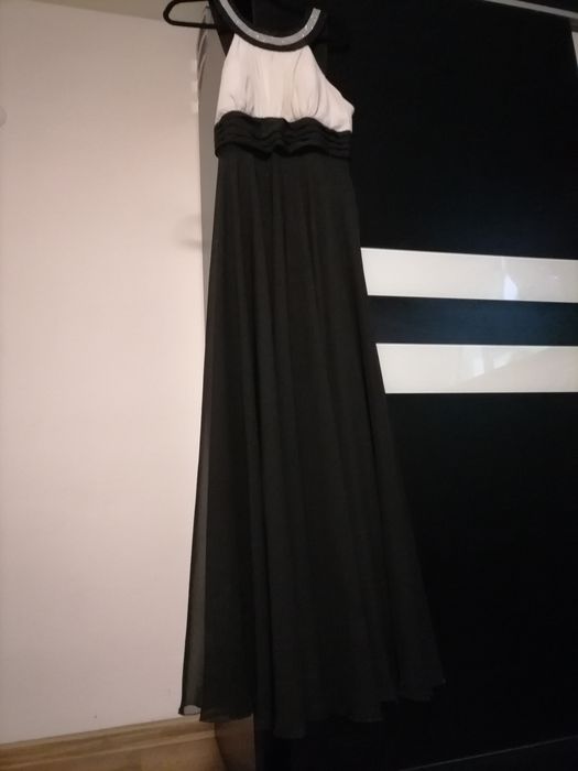 Vând  Rochițe pantaloni scurți încălțăminte  etc