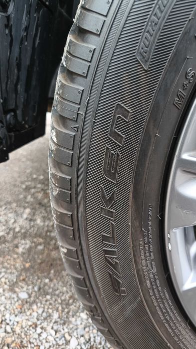 Продавам комплект от 4 броя зимни гуми Falken Eurowinter HS01 SUV. Гумите са в отлично състояние.