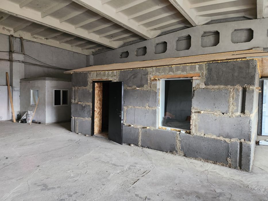 Продаю базу,  очень большая в центре города