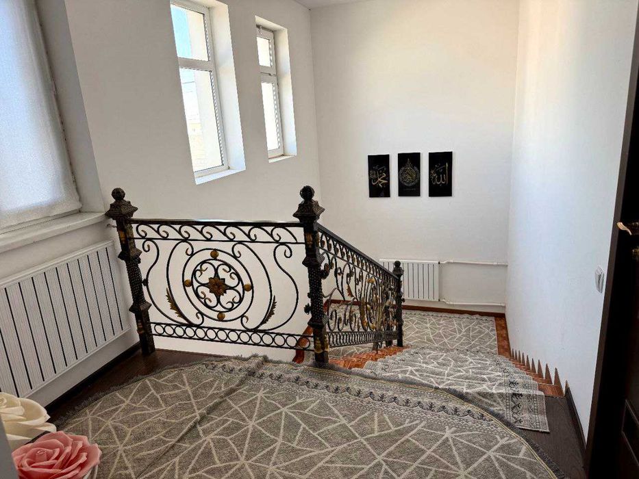 2 этажли евроремонт  яшаш учун тайёр котедж жихозлари билан  сотилади.