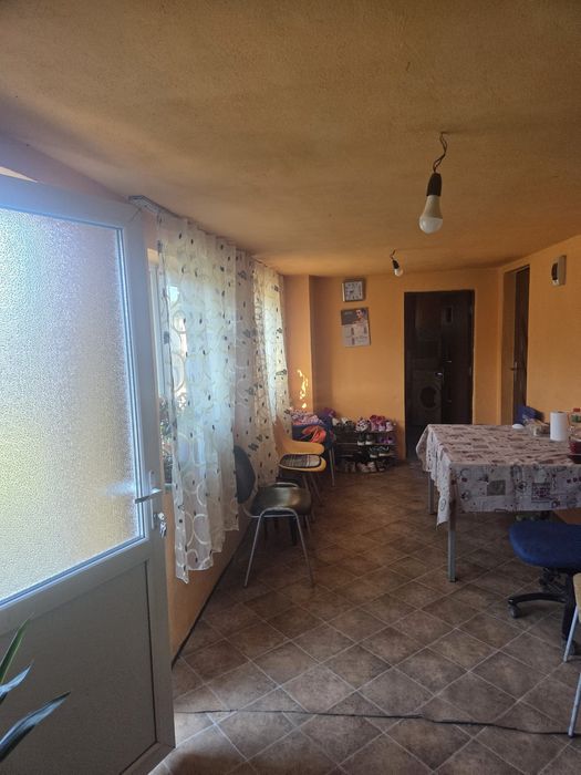 Vând casă la sat