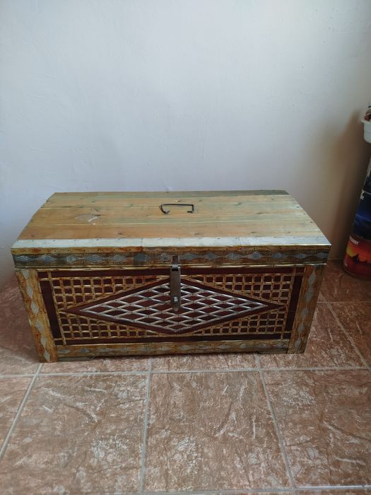 Кичик сандиқ (қути) сотилади.